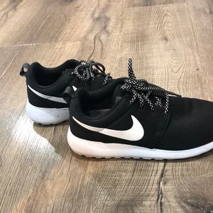 Black Nike Roshes